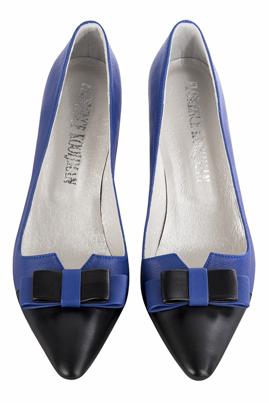 Navy blue women's dress pumps, with a knot on the front. Tapered toe. High slim heel. Top view - Florence KOOIJMAN